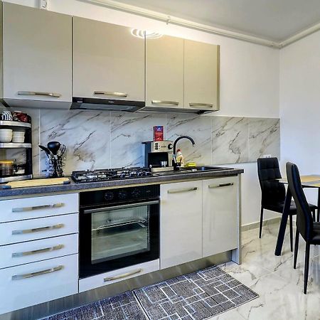 Luxury Apartament Бухарест Екстер'єр фото